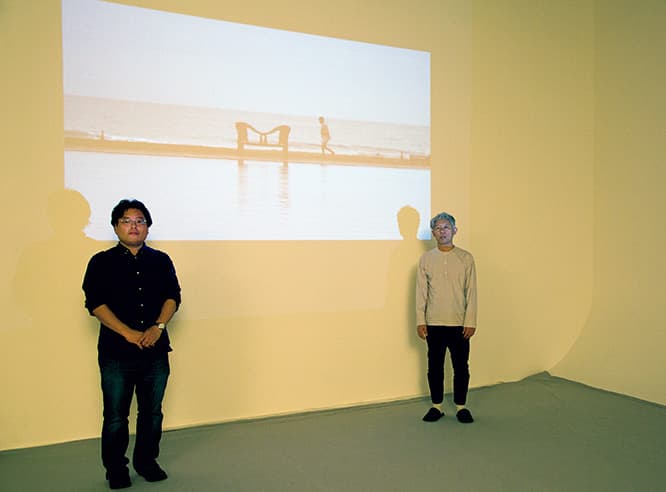 写真と映画の間のようなことができないかと思っています。――― ホンマタカシ
掃除をする人は建築に触れている。結果的にテクスチュアが伝わります。――― 五十嵐太郎