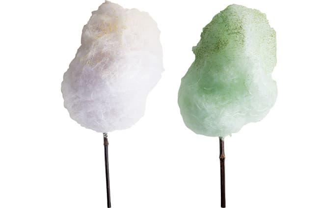 右／京都産抹茶がかかる抹茶味。　左／きなこがかかる黒蜜味。各600円（税込）。