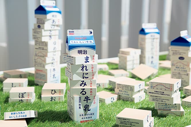 ロゴの文字を積み木のように組み替えられる、下浜臨太郎の《〈明治おいしい牛乳〉ロゴタイプの拡張》。
