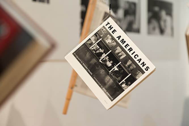初版は1958年。世の中でもっとも成功した写真集と言われる『The Americans』。展示されているのは2008年に〈Steidl〉社から再出版されたもの。