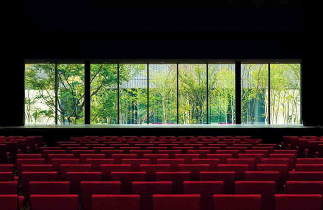 ホールの前後に森が見える〈700人ホール〉。