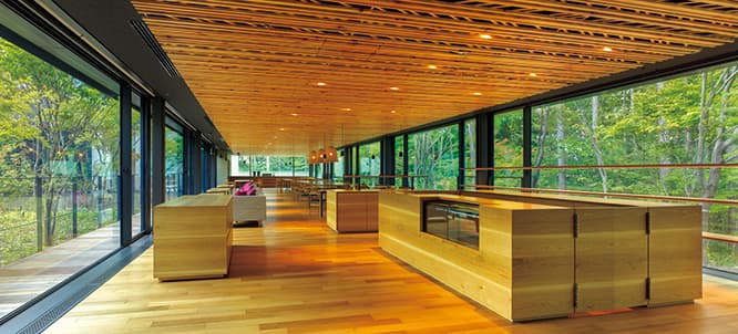 カフェスペース。天井に既存木を再利用した「森綾」模様をあしらった。