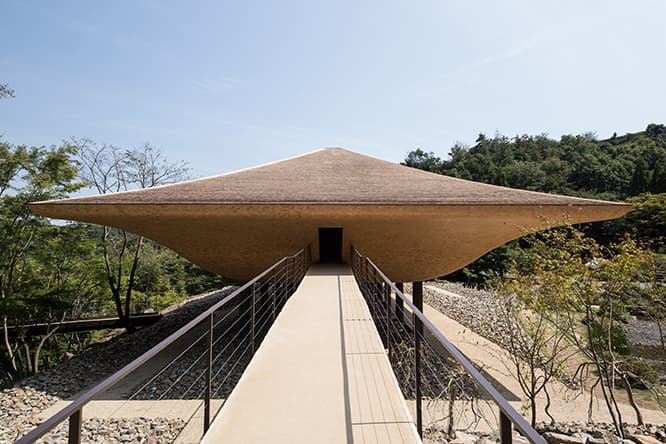 〈洸庭〉に近づくと独特の曲線が迫る。繊細なカーブの屋根は金閣寺や建仁寺の屋根を葺いている職人が手作業で貼った65万枚ものサワラ材でできている。