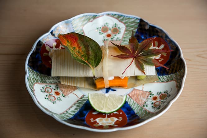 2週間熟成させた玄界灘のクエを経木で挟んで「ちり蒸し」に。