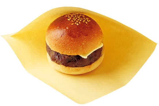 甘さ控えめの粒あんとカットしたバター入り。各300円。テイクアウト可。