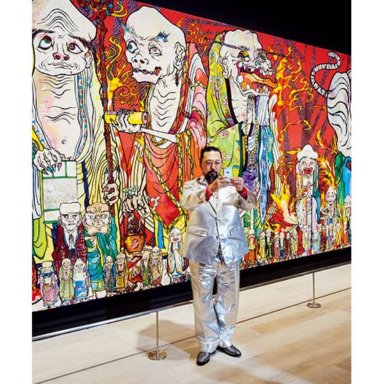 現在、森美術館で開催中の『村上隆の五百羅漢図展』のまさしく《五百羅漢図》の前で撮影中の村上隆さん。来館者は非営利、私的使用の目的のみ撮影が可能。動画撮影も携帯やスマホで。　《五百羅漢図》（部分） 2012年