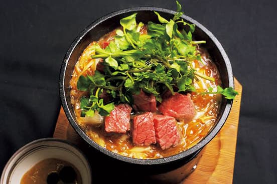看板料理のスキヤキ。