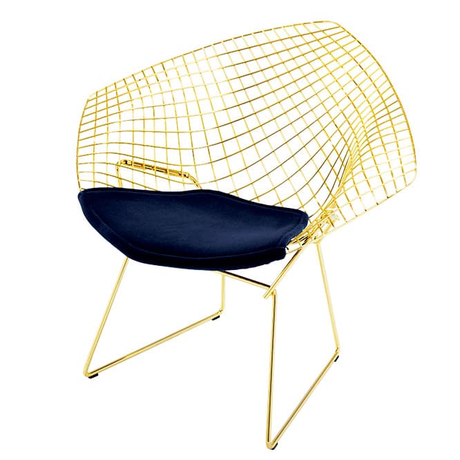ベルトイヤさまの名作チェアがゴールドに☆　《Bertoia Diamond Chair in Gold》409,000円（Knoll Store 青山本店 TEL 0120 04 1108）。