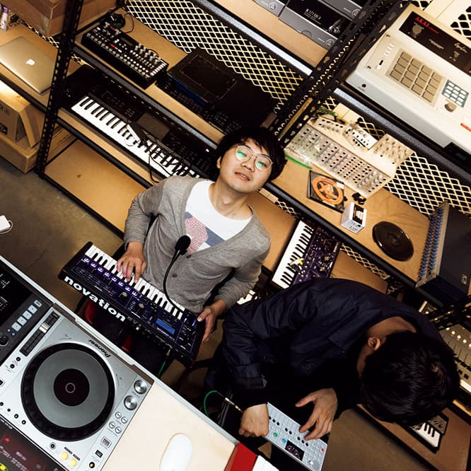 楽器庫で〈NOVATION〉のレアなシンセを弾きながら昇天する三宅さん。