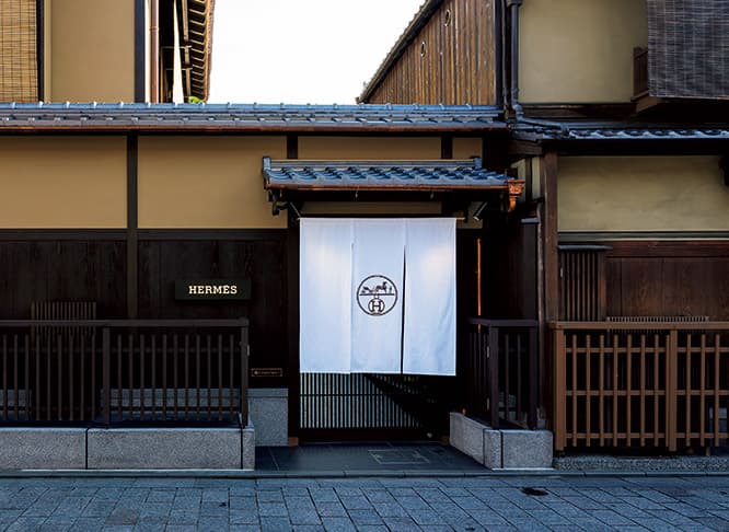 かつてお茶屋や住居として利用された京町家を、大丸京都店が改装。内装は、鬼木デザインスタジオの鬼木孝一郎が手掛けた。