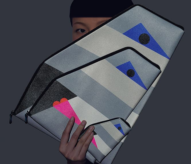 〈FACE〉ポーチ（大）26,000円、（中）18,000円、（小）10,000円。