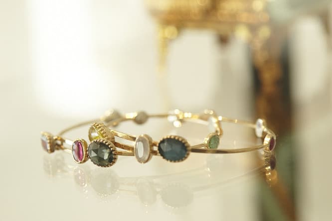 〈Dorette〉ブレスレット　上213,000円、下220,000円。