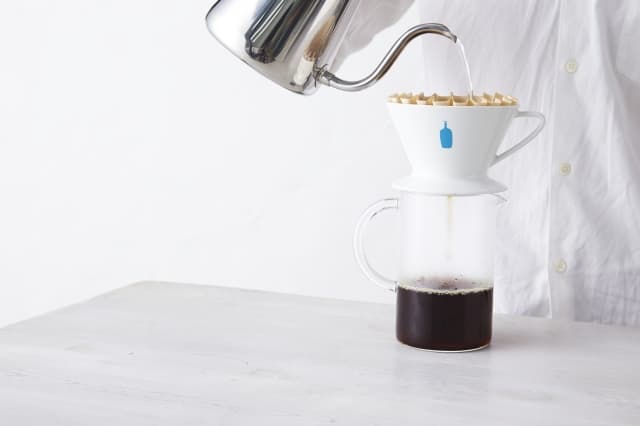 〈ブルーボトルコーヒー〉オリジナル器具。ドリッパー2.300円、フィルター450円、カラフェ1,800円。