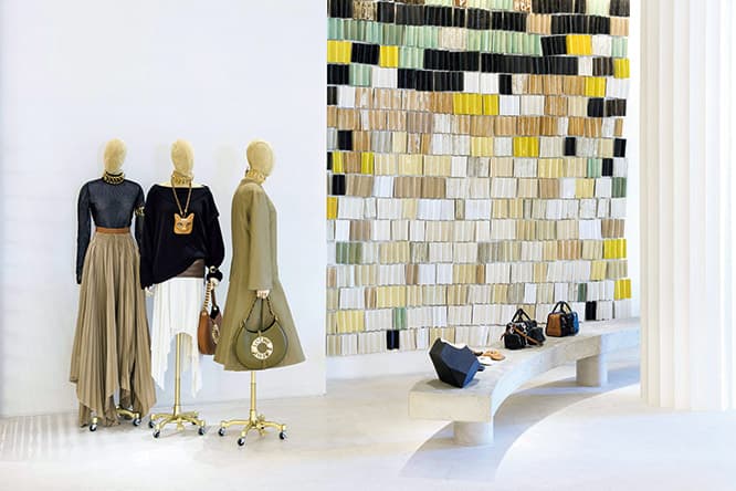 店内にはジョナサンがセレクトしたアート作品が飾られている。