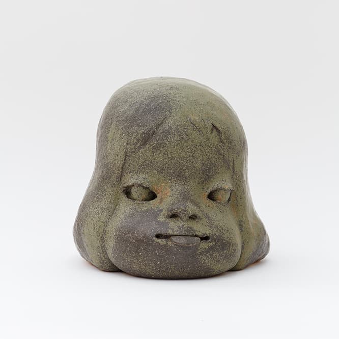 奈良美智《舌出しの子》2010 28×37×28cm (C)Yoshitomo Nara