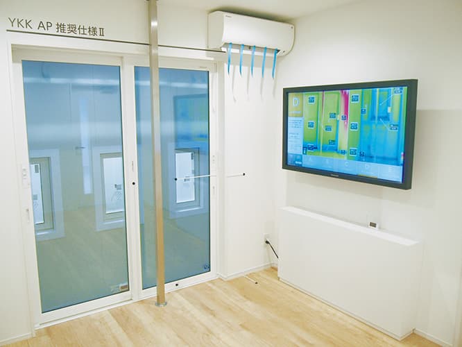 冬の外気を再現した0℃〜5℃の巨大冷凍庫内に設置した高断熱樹脂窓仕様の部屋。サーモグラフィーや温度の表示も行い、窓辺の寒さや結露などの比較ができる。