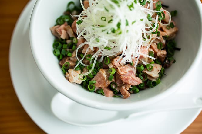 サイドメニューの「肉めし」300円。5ツ星米マイスターがいる米穀店〈スズノブ〉が選んだお米を使用。豚肩ロースのチャーシューとネギはお酒のつまみとしても優秀。