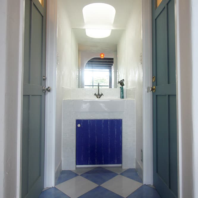 洗面所の左右にはイメージの異なる男女のトイレが。