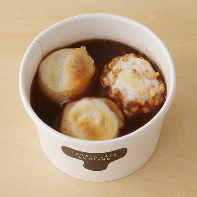 あんペースト葛汁粉と白玉餅600円。