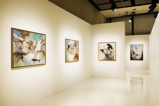 青野尚子の「今週末見るべきアート」｜記憶を呼び覚ますエンキ・ビラルの闇。