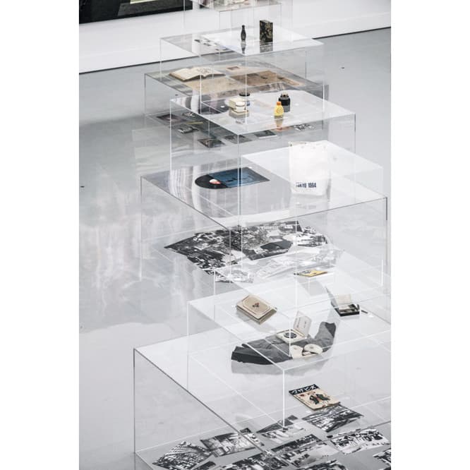 展示された資生堂の製品や印刷物は、掛川にある資生堂企業資料館のアーカイブからセレクトされたもの。いちばん下のケースの中には時代ごとの銀座の街並みの写真が。