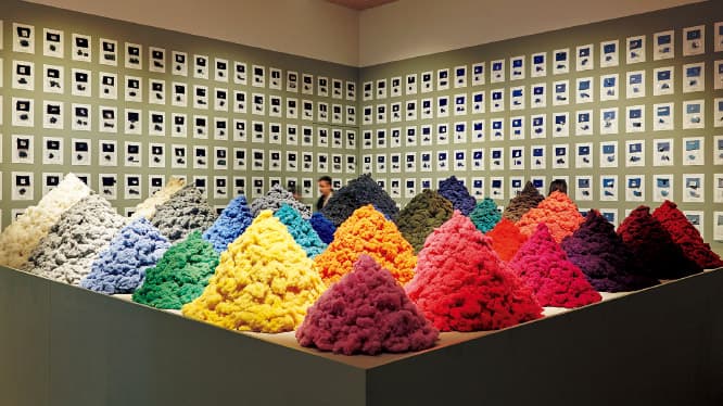 1階のギャラリーで開催中の企画展『Fear &amp; Love』（恐怖と愛）より。OMA、原研哉、フセイン・チャラヤンなど11のクリエイターが世界が抱える問題の解決の糸口となるインスタレーションを展開。やや難解で、あえて論議を呼ぶ内容に。