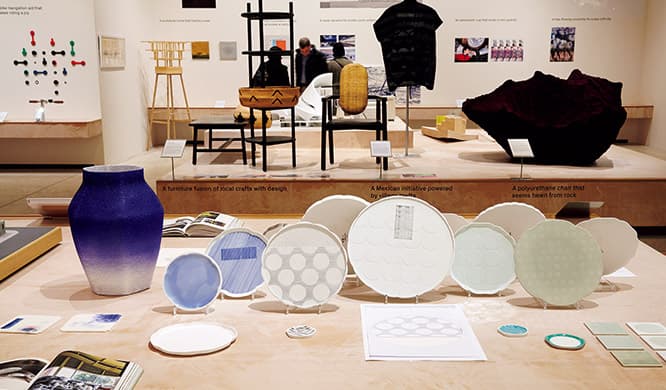 毎年恒例の「Designs of the Year」（デザイン大賞）の最終候補作展。建築からデジタルまで、各分野の最終候補作品展。創業400周年を記念しオランダのデザイナーが手がけた有田焼「2016/」や、nendoの「トーキョー・トライバル・コレクション」も並ぶ。