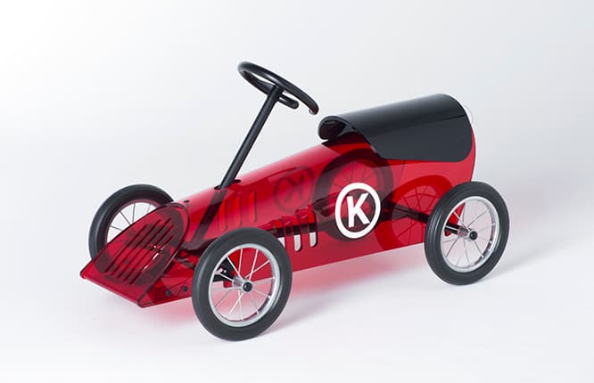 ピエロ・リッソーニの〈ディスコヴォランテ〉は アクリル樹脂と金属を融合させた車の玩具。W95×D52×H53cm 96,400円。photo_Keiko Nakajima