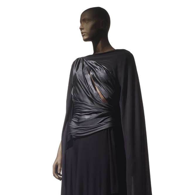 ISSEY MIYAKE《ウォーターフォール・ボディ Autumn／Winter 1984》1984年　撮影：岩崎寛