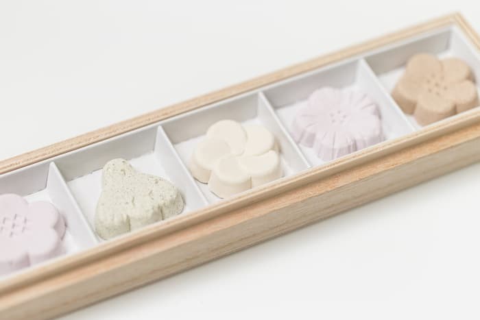 4種類の梅の花とうぐいすの5個入りセット。一般的な干菓子より一回り大きい。《梅とうぐいす》1箱5個入り 1,404円（税込）
