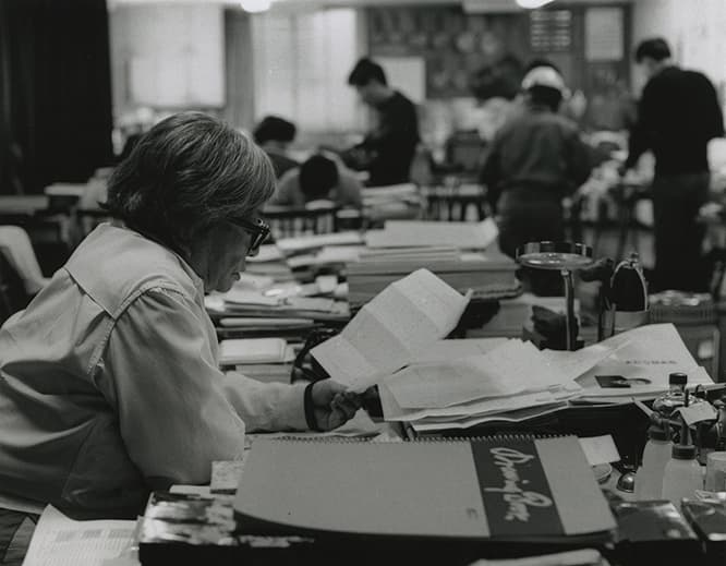 編集部の花森安治、1972年、写真提供：暮しの手帖社