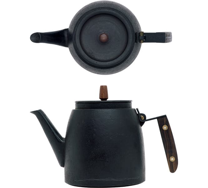 《南部鉄器ケトルA》の試作品。デザイン変更の可能性あり。ケトル2種と南部鉄器ポット2種を発表予定。予約販売で60,000円〜80,000円。各30点の販売予定で限定ロゴとシリアルナンバー付き。コーヒーメジャースプーン2,000円なども。