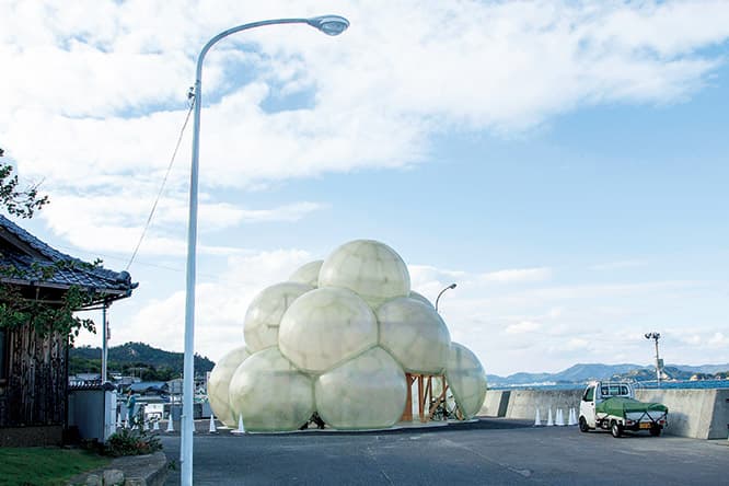 白く輝く小山のようなデザインが海の景色にアクセントを添える。中には待合室とトイレがあり、駐輪スペースもある。本村側の直島港は直島の東側、〈ANDO MUSEUM〉などの近く。