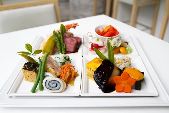 日本人の寿司職人による限定10色の〈Gozen Lunch〉。