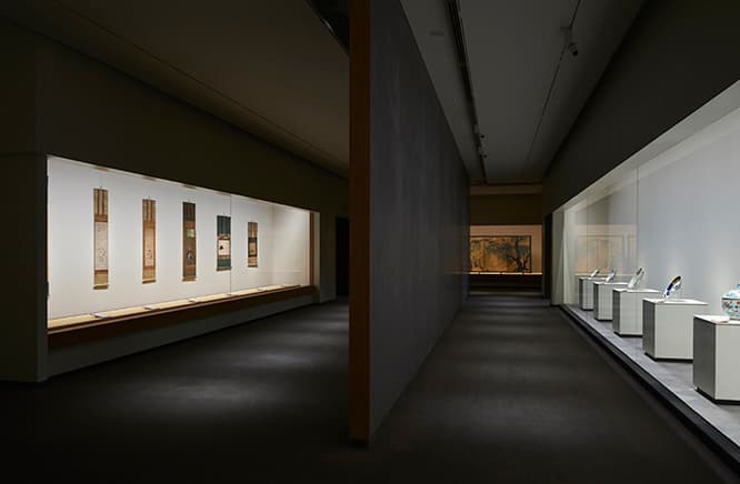 黒漆喰の壁がある展示室。漆喰には微妙な手の跡が残り、光を吸い込む。展示された美術品の、新しい顔が見える。