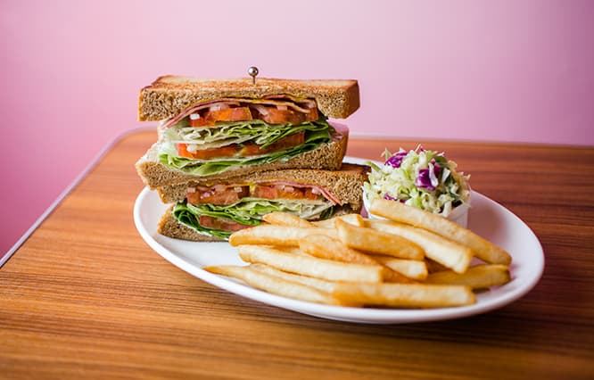 「ベーコンレタストマトサンドイッチ」800円。すべてのハンバーガーとサンドイッチにポテトが付く。イートインのみ、コールスロー付き。マヨネーズの代わりにヨーグルトで和えるコールスローも密かに人気。