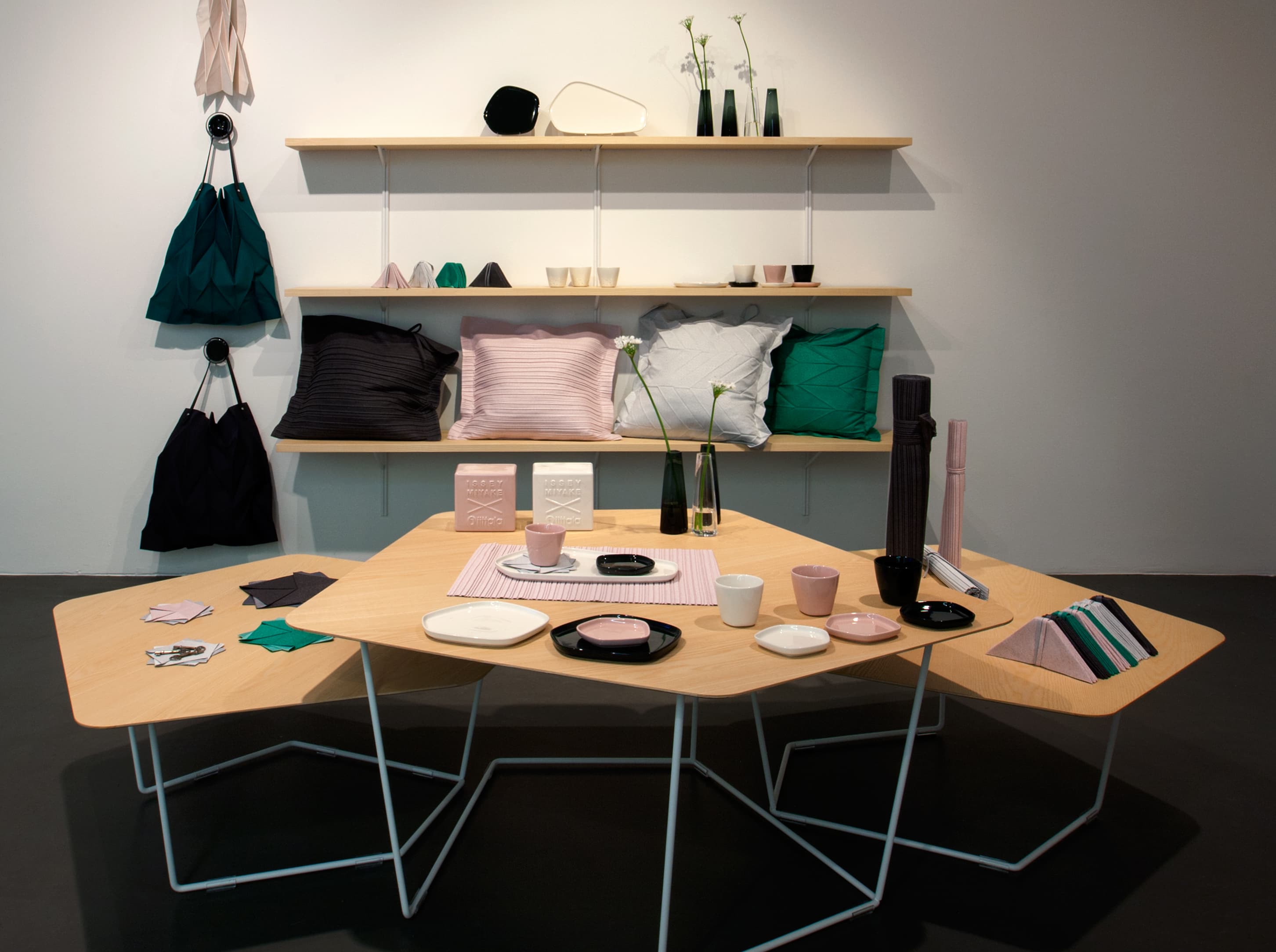 ストックホルム市内の《Wetterling Gallery》を会場に、世界初披露された《Iittala×Issey Miyake》。ガラス、磁器、テキスタイルと、両者が得意な領域を生かしたアイテムがずらりと揃った。