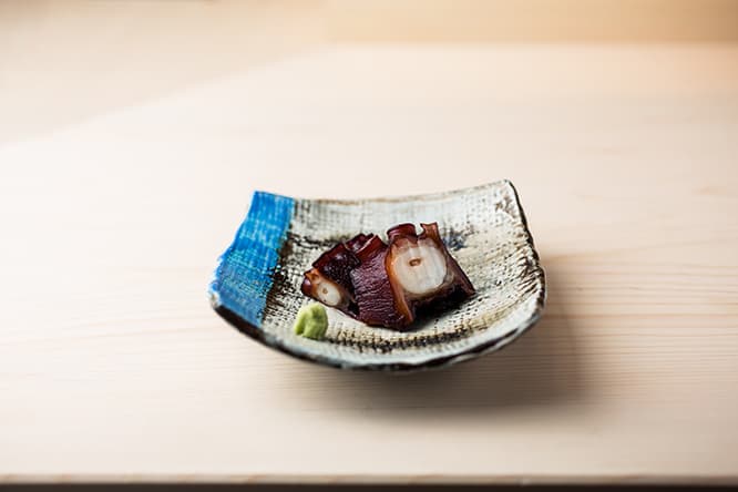 「煮だこ」。以下、料理はすべて15,000円のコースより。やわらかに煮上げながらもタコ特有の食感を残したおつまみ。