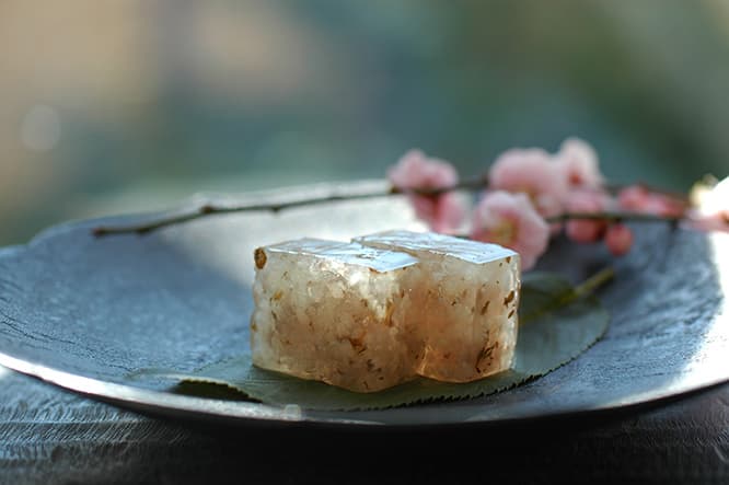 《桜の道明寺羹》1棹1,800円。