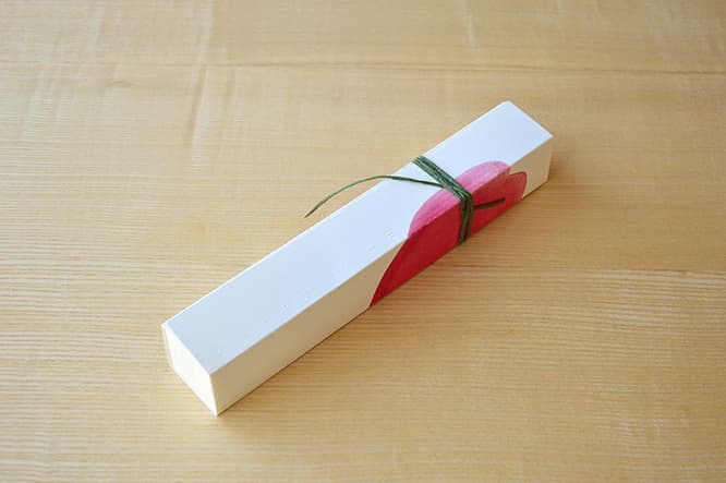 桜の花びらを大きく描いた限定仕様のパッケージは贈り物にもぴったり。大切な人に、美味しくて、心躍る「春」を贈ってみては？