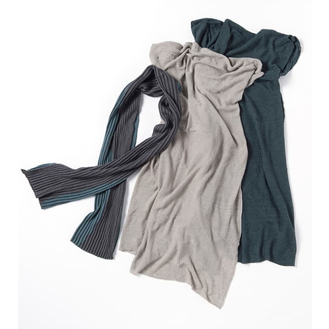 点在するマグネットで、気になる部位を効果的に刺激。左から《オリオン》ストール38,000円、ショール46,000円、スローケット68,000円。photo_Keiko Nakajima