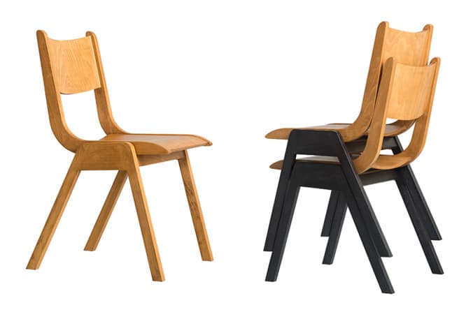 オーストリアの建築家、ローランド・レイナーが1950年代にデザインしたチェアにみられるスタッキングスタイルをモチーフに、より取り入れやすいようサイズダウン・軽量化をした《レイナーチェア》各39,000円。