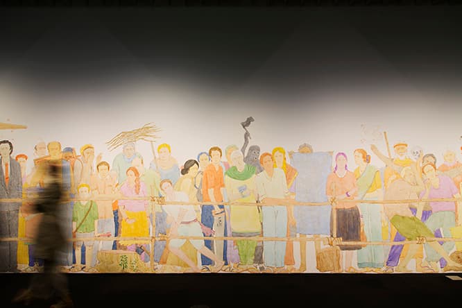 52階の壁に描かれた壁画《返される眼差し》2008／2017年。武器を持った人の姿もある。ハルシャはここで2週間ほどかけて制作していた。