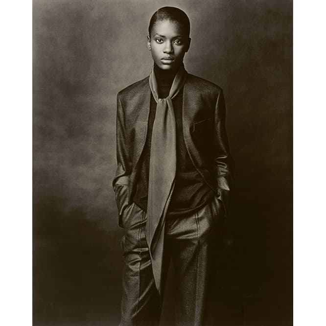 エルメス2001-2002AWコレクション。カシミアシルクのノーカラージャケットとパンツ。　Hermès A/W 2001-2002 Collarless jacket and pants in cashmere and silk, high-neck pullover in cashmere and silk, scarf ‘Losange’ in silk crêpe, Le Monde d’Hermès, Photo: Ralph Mecke