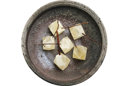 無漂白の糸寒天とオーガニックのてんさい糖やリスボンレモンを使用。果物は柚子や柿、夏みかんになることも。
