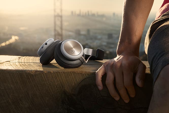 音だけではなく、質感にもこだわった《Beoplay H4》。