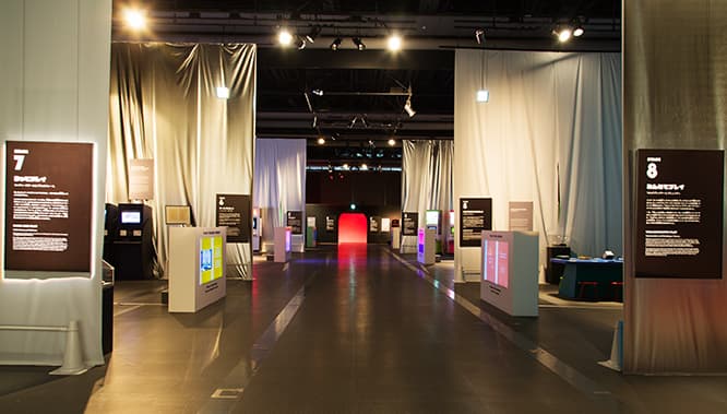 本展は、2002年から世界各国を巡回してきたゲームの歴史を振り返る展覧会。日本での開催にあたり、オリジナルコンテンツも多数追加した。空間設計は、トラフ建築設計事務所。