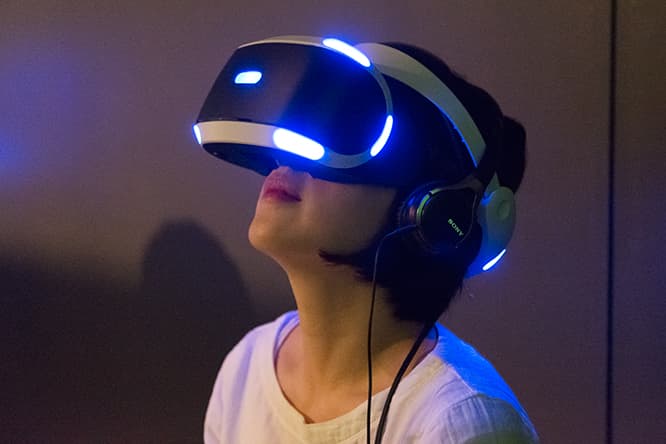 10月に発売予定の、専用ヘッドセットを装着してヴァーチャルリアリティ体験ができる《PlayStation VR》。体験は、当日開場時より整理券を配布。