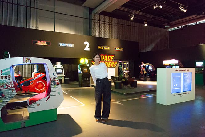 ゲームに見立てて9つのステージに分かれた会場内。こちらのステージ2は、「ゲームセンターでプレイ」と題し、1978年の「スペースインベーダー」など初期のアーケードゲームを多数展示。