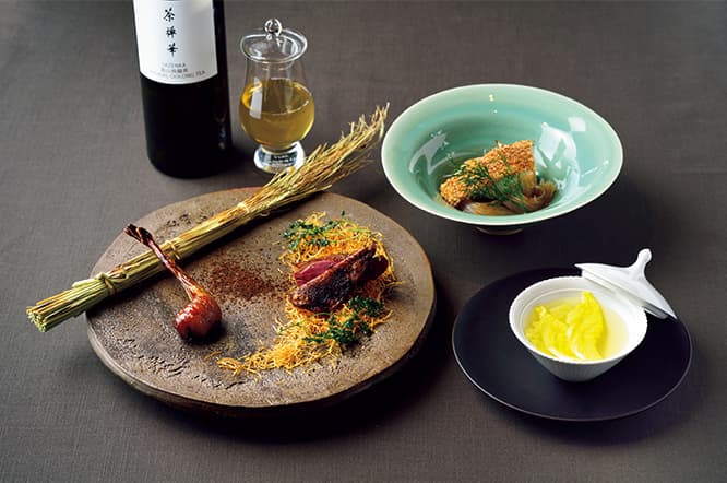 上から時計回りに／赤むつの焼き物 中国江南の香り、キジと白菜のスープ、小鳩 胸肉 台湾香辛料 馬告焼きと腿肉 五香脆皮仕立て（料理はすべて16,000円のコースの一例）。